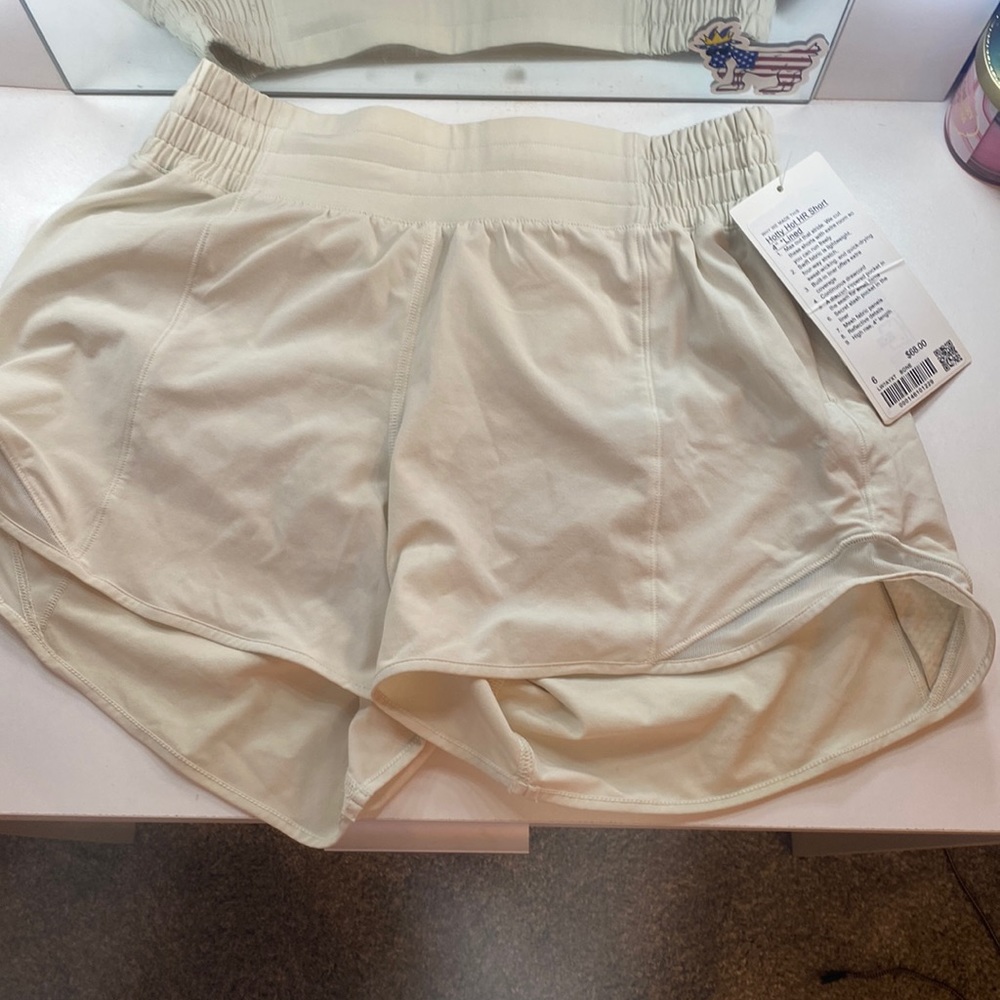 Lululemon Hotty hot shorts 4” *lined